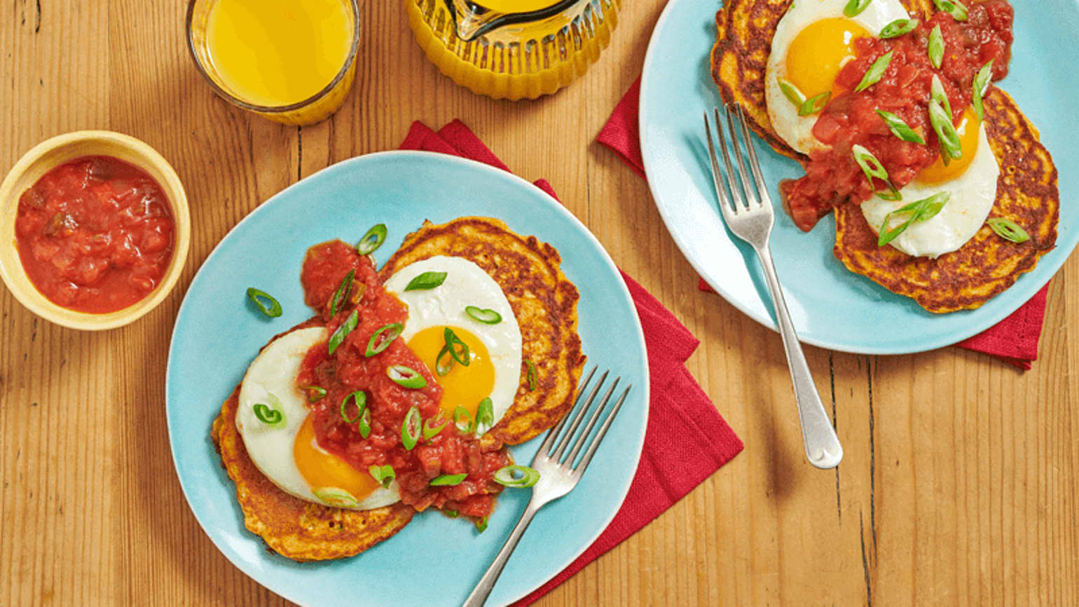 PANCAKES AUX OIGNONS NOUVEAUX, MAÏS ET ŒUFS AUX PLATS